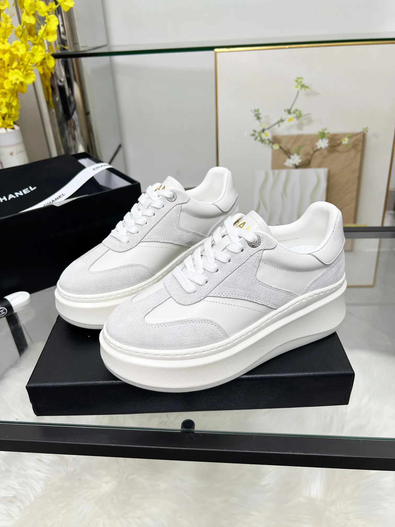 👟👟Ex-factory price 480👟👟 CHANEL 25C spring and summer new sports shoes official website is available at the same time ❤️ Counter out-of-stock kings. Major bloggers are recommending new styles on social days. This season’s new styles are simply eye-catching and look great on the feet. The casual casual sports style is refreshing and natural, interpreting Chanel’s fashionable femininity. The overall customization makes all sports models on the market at that time obsolete. This series is now available for sale! The upper is made of custom imported pebbled calf leather ➕ custom frosted calf leather. The lining is made of original one-to-one professionally customized mesh. Hardware accessories. Original full set of molds (not common in the market). Original custom molded TPU combination outsole. Height 4 cm. Women's size 35-39.